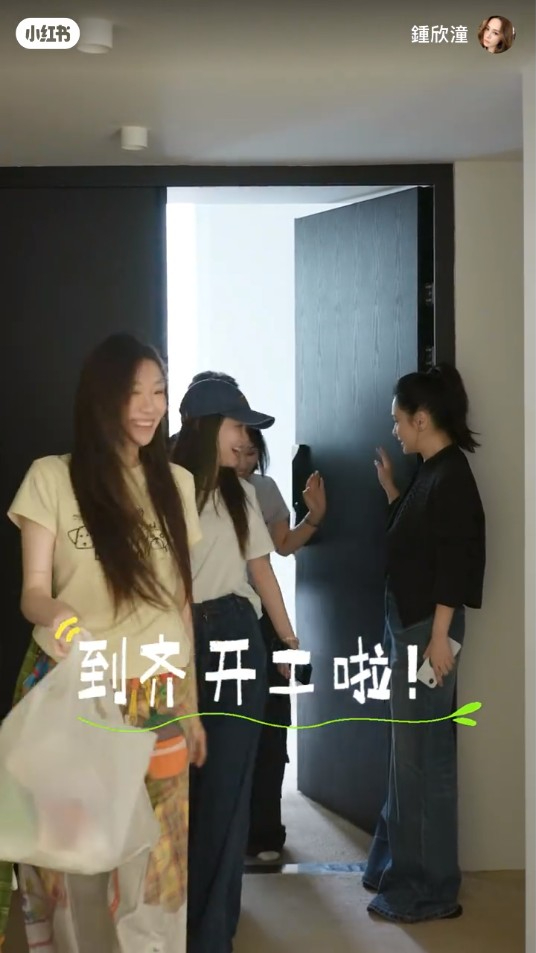 鍾欣潼迎接一班朋友，到她的豪宅舉行派對。
