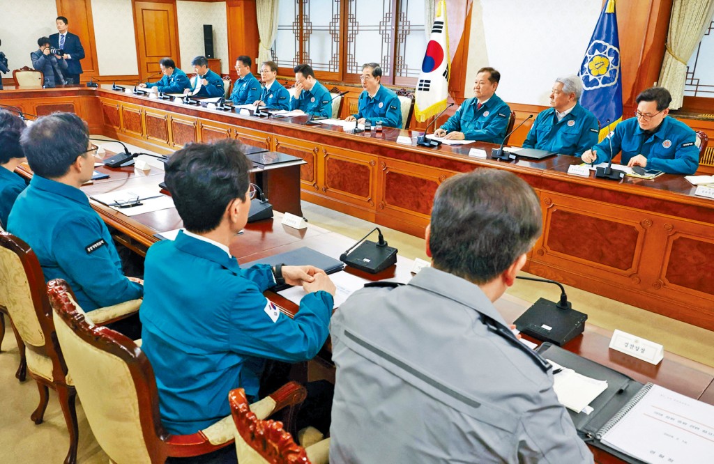 南韓總理韓德洙周一召開會議應對實習、住院醫生集體辭職。