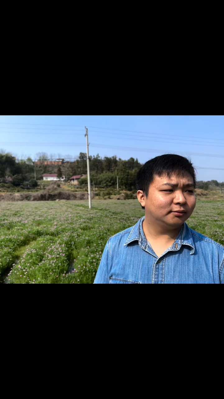 利愛安的丈夫是圈外人，打扮樸素。