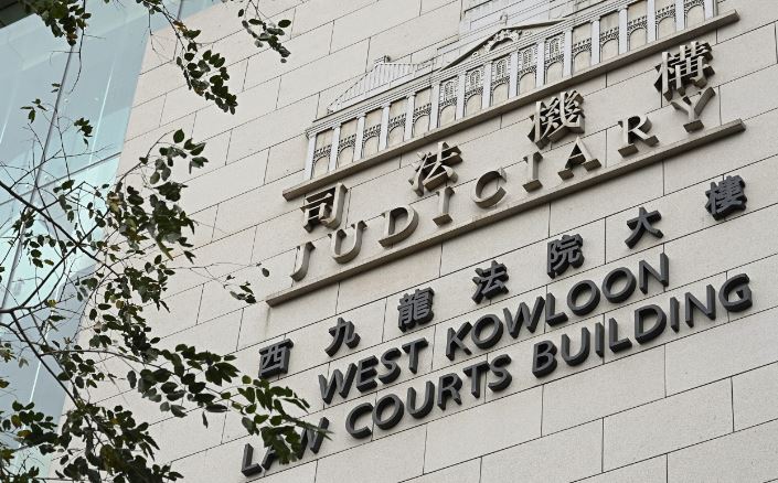 一名涉盜竊案男犯應訊時突暈倒。