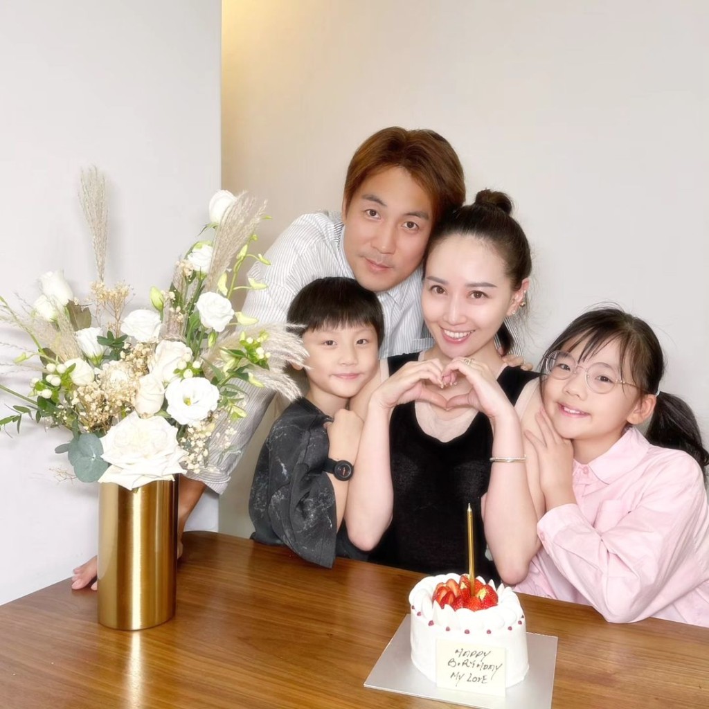 譚俊彥早前在IG上晒出一張今年為太太慶祝生日的家庭合照。 譚俊彥早前在IG上晒出一張今年為太太慶祝生日的家庭合照。