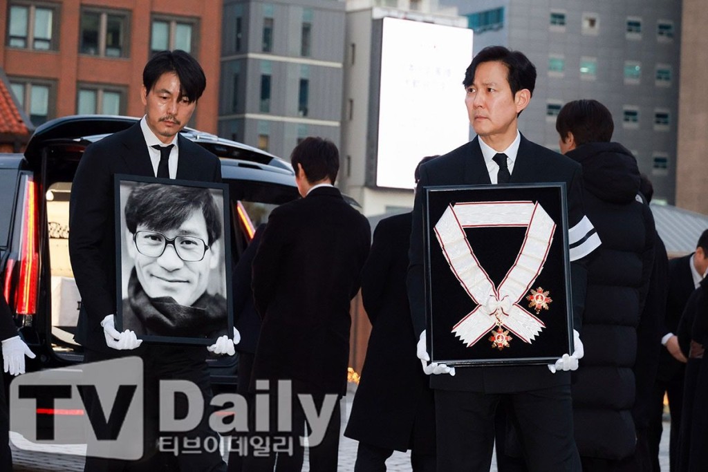 鄭雨盛忍著淚水說安聖基像一位哲學家，用不疲倦的精神與溫和的方式，影響着所有人。