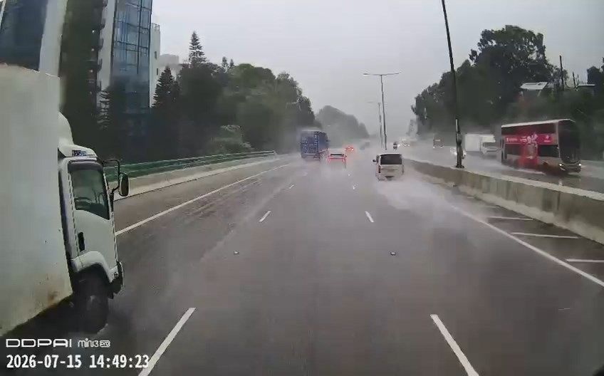 輕型貨車疑天雨路滑跣軚。 輕型貨車疑天雨路滑跣軚。