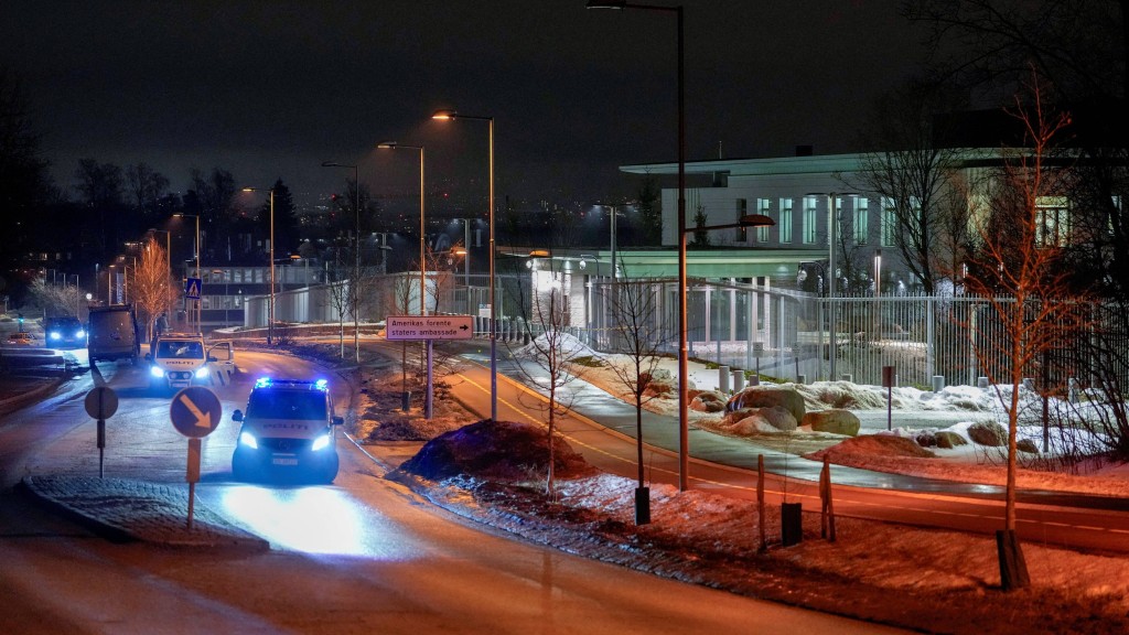 挪威奧斯陸，美國大使館外停滿警車，此前附近發生爆炸。 路透社