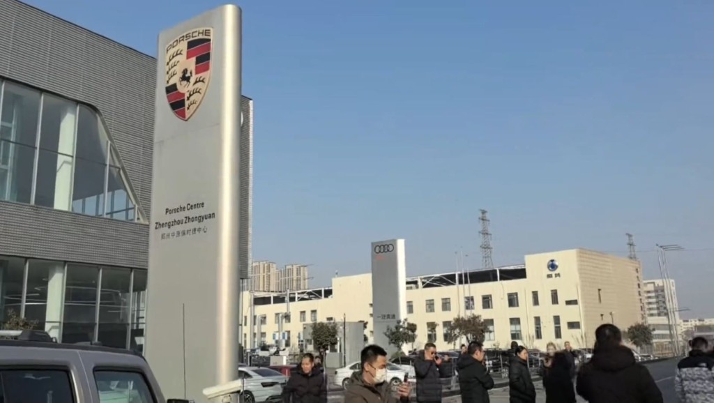 河南最大保时捷授权4S旗舰店郑州中原保时捷中心近日“跑路”。抖音@扶苏