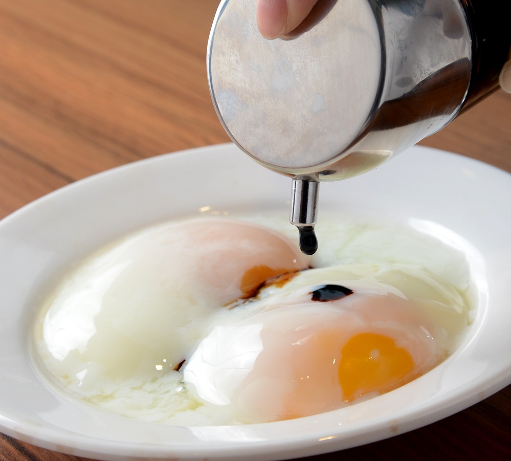 溫泉蛋的蛋白呈半凝固狀，蛋黃則半熟。