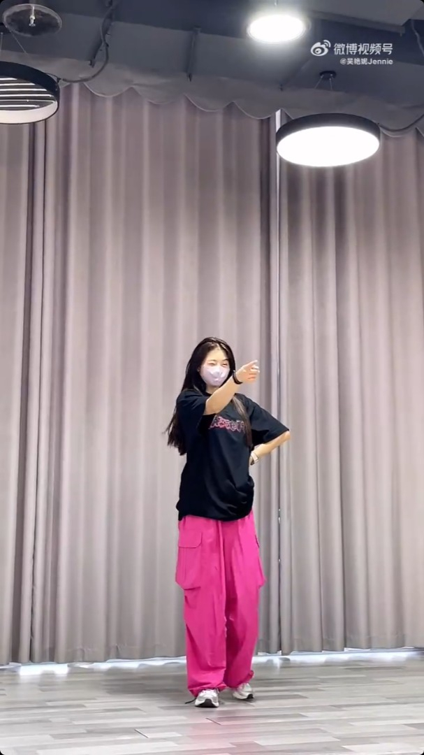 吳艷妮近日又在微博拍熱舞短片。