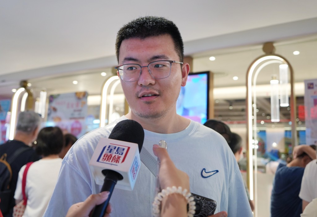冷先生與朋友一同來港遊玩,正好多間食肆及商戶推出折扣,便把握機會品嚐多款特色美食。 冷先生與朋友一同來港遊玩,正好多間食肆及商戶推出折扣,便把握機會品嚐多款特色美食。