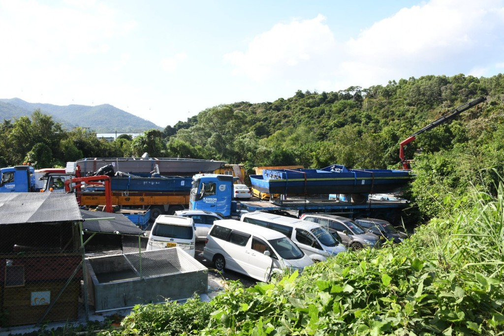 現場為東涌道北一個露天停車場。楊偉亨攝