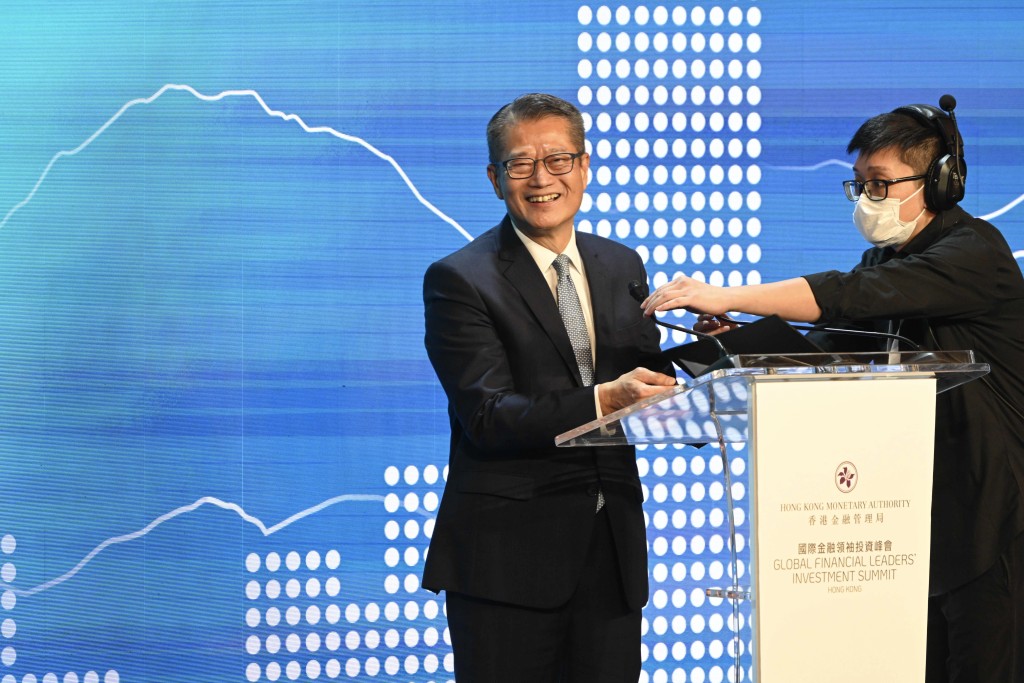 陈茂波参加国际金融峰会发言时没有配戴口罩。资料图片