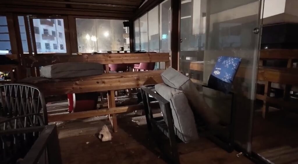 圖為大火發生後,酒吧內物品散落一地。美聯社 圖為大火發生後,酒吧內物品散落一地。美聯社