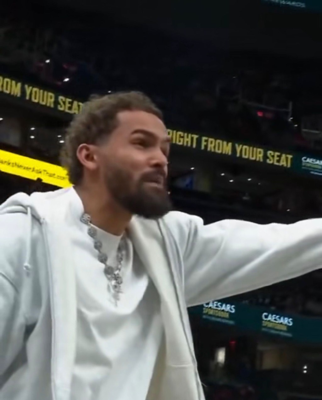 場邊護隊友,楊格衝入場內遭驅逐。社交媒體Threads截圖 場邊護隊友,楊格衝入場內遭驅逐。社交媒體Threads截圖