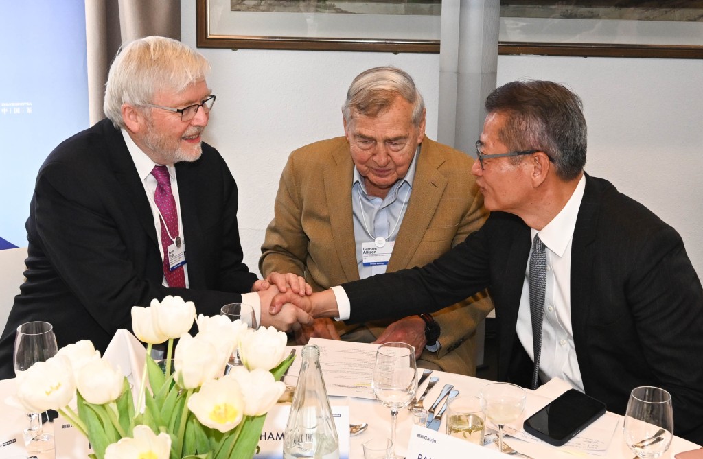 陳茂波（右）在「2026達沃斯‧財新CEO午餐會」上與澳洲駐美大使陸克文（左）交談。