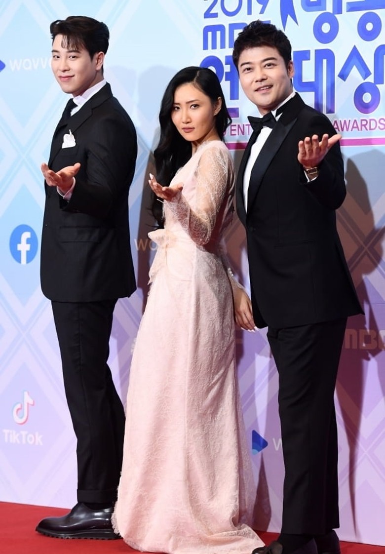 頒獎禮由P.O.(左起)、華莎和全炫茂主持。
