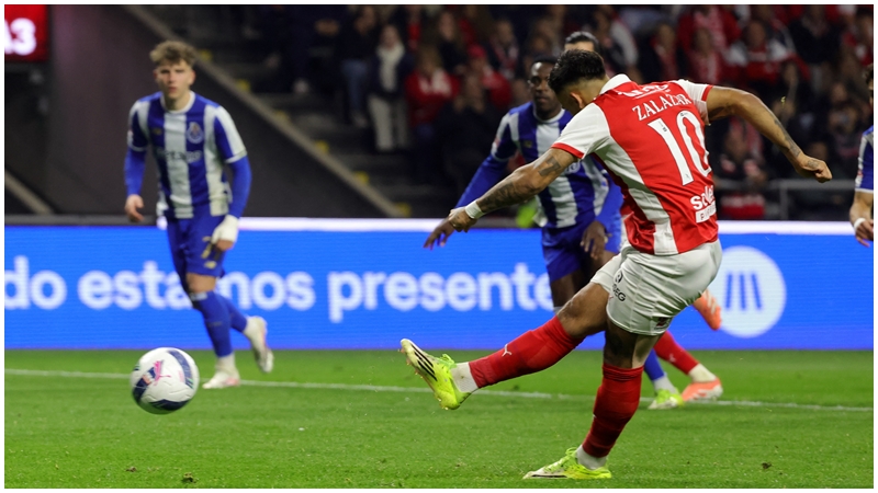 身為中場的沙拉薩近8場入7球，狀態大勇。REUTERS