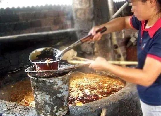 內地過去不時也發現有食肆造「口水油」。