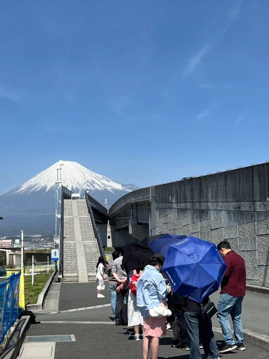 游客攻陷静冈梦之大桥，争拍富士山美景造成滋扰。网上图片