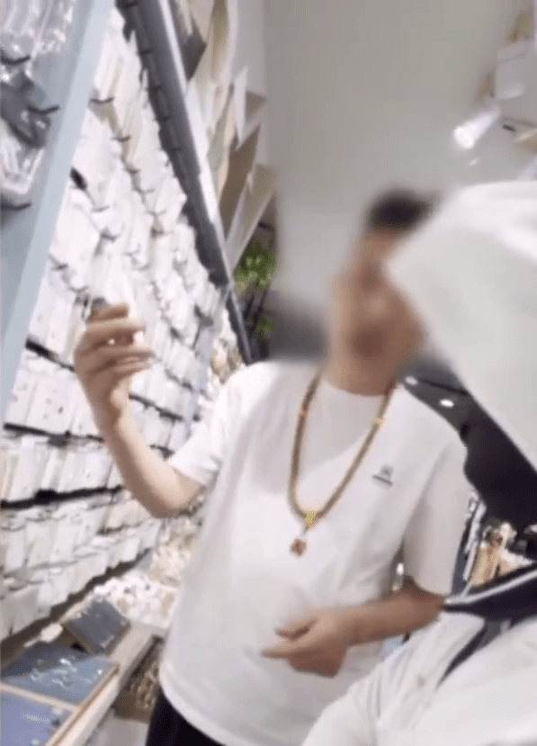 廉價合金首飾，奸商冒充「純銀」介紹。 央視截圖