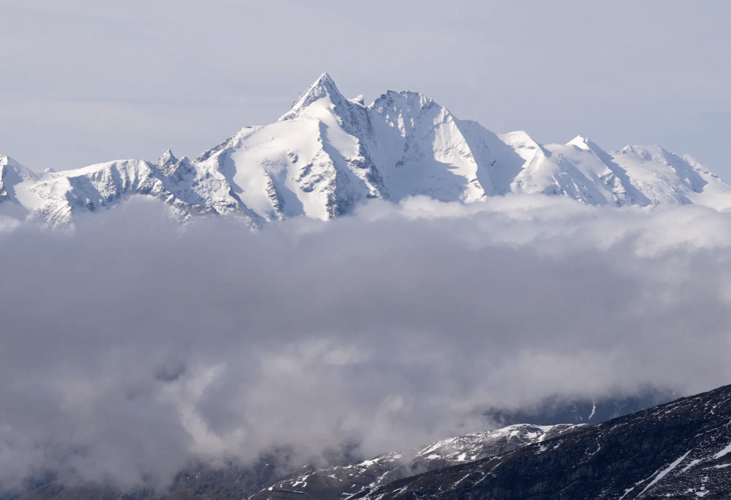 9歲男子湯瑪斯(Thomas Plamberger)被控在攀登該國最高峰大格洛克納山(Grossglockner)期間,將體力耗盡的33歲女友克絲汀(Kerstin Gutner)留在接近峰頂位置,令對方活活凍死。法新社 9歲男子湯瑪斯(Thomas Plamberger)被控在攀登該國最高峰大格洛克納山(Grossglockner)期間,將體力耗盡的33歲女友克絲汀(Kerstin Gutner)留在接近峰頂位置,令對方活活凍死。法新社