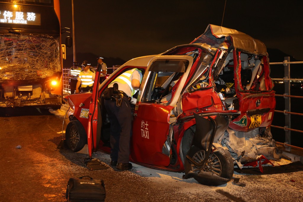 的士嚴重損毀，車尾凹陷。