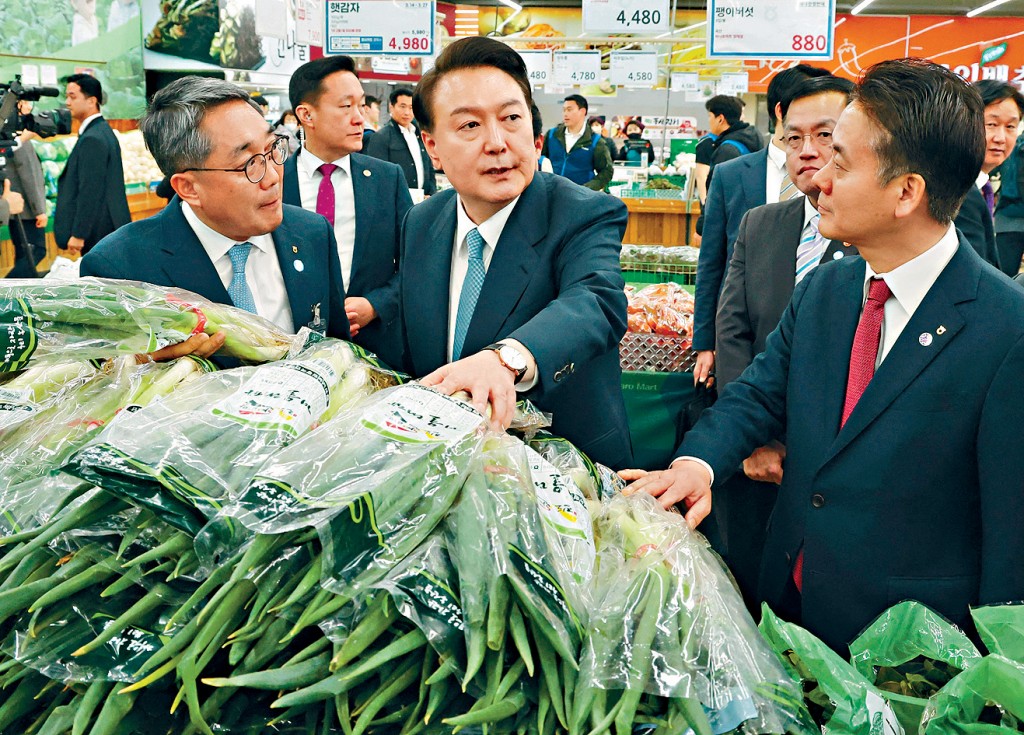 南韓總統尹錫悅3月18日到訪首爾一間商店,查看葱價。