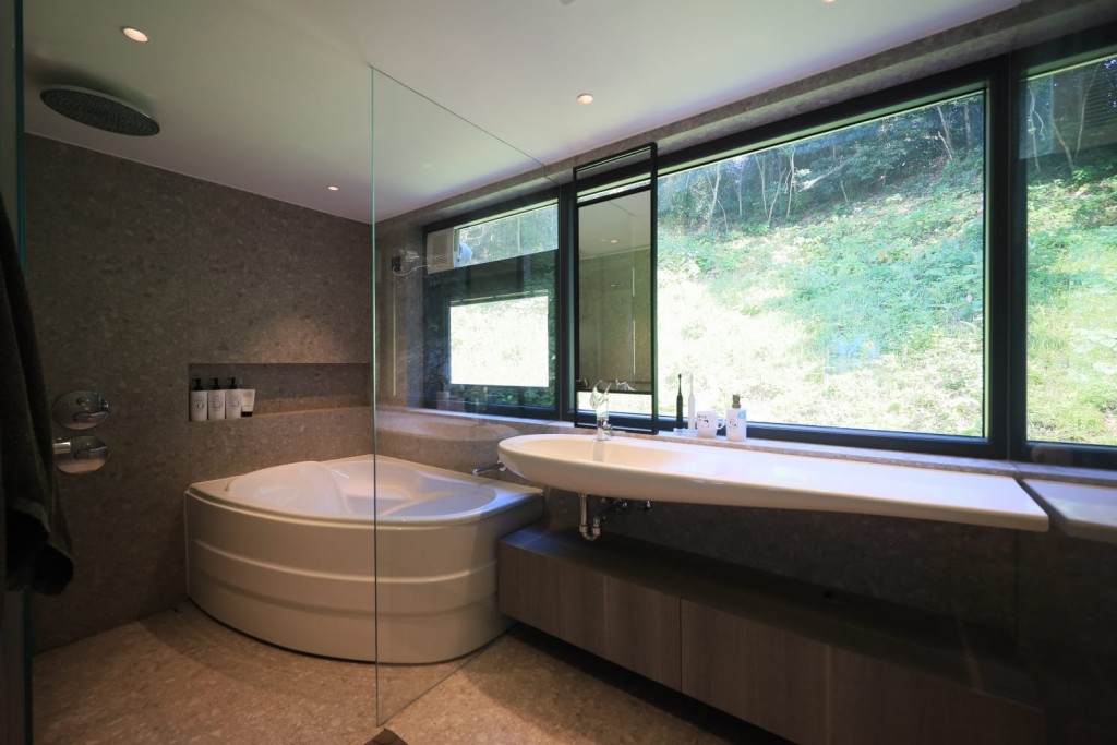 浴室備有浴缸，讓住客浸浴放鬆身心。