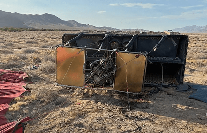 熱氣球吊籃倒臥沙地。奈郡(Nye County)警長辦公室。 熱氣球吊籃倒臥沙地。奈郡(Nye County)警長辦公室。