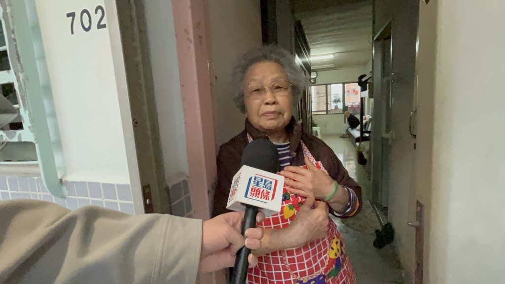 年過九旬的譚太擔心新地點地勢陡峭不便長者出行。