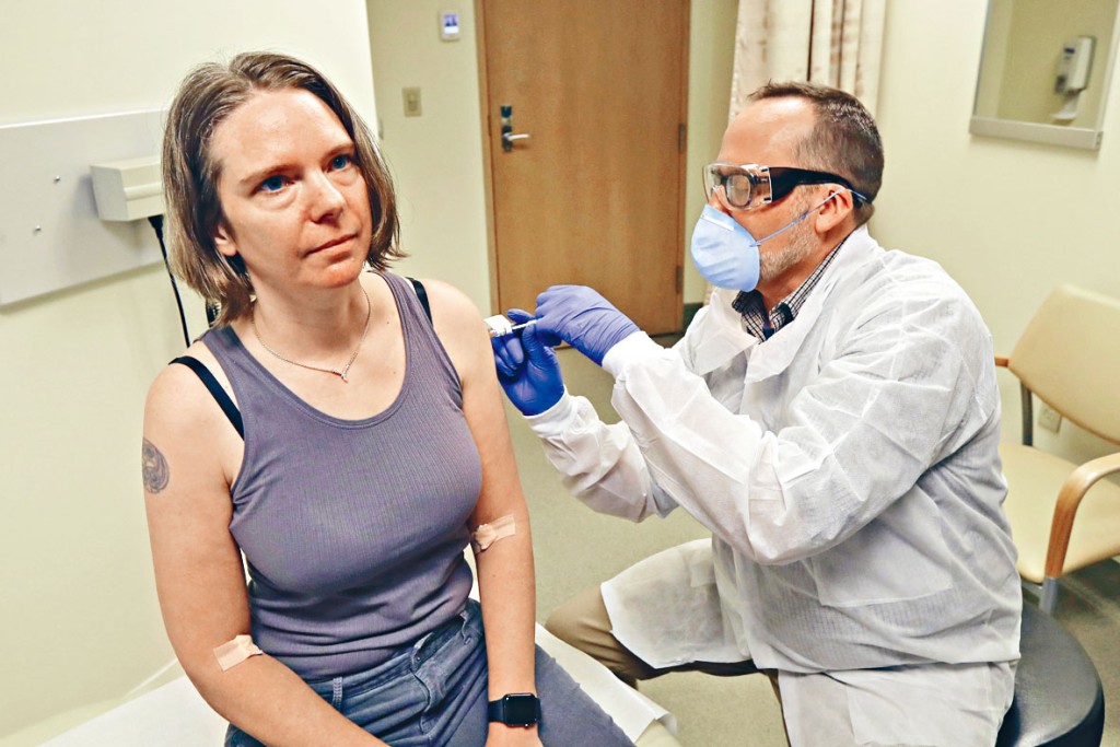 Moderna新冠疫苗首名臨牀志願者，三月在西雅圖接受注射。