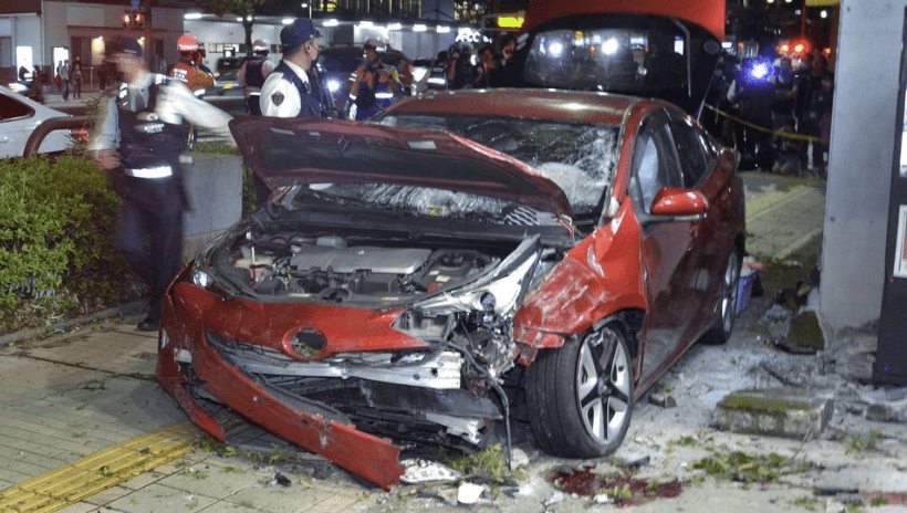 涉事汽車撞至嚴重損毀，車頭旁遺下大灘疑似血跡。X圖片