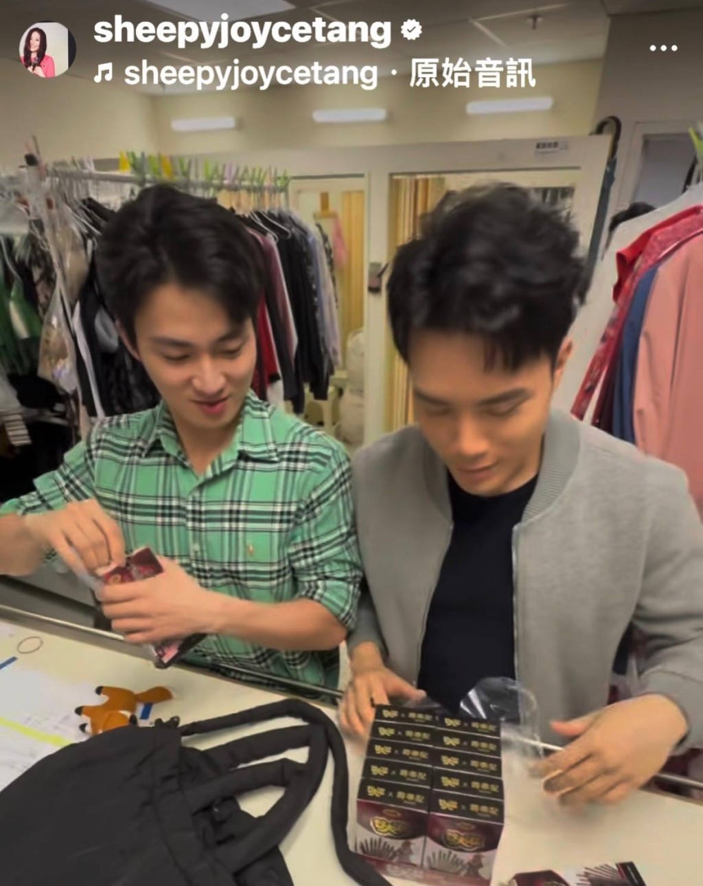 陳浚霆就拿着十盒零食來一起抽。