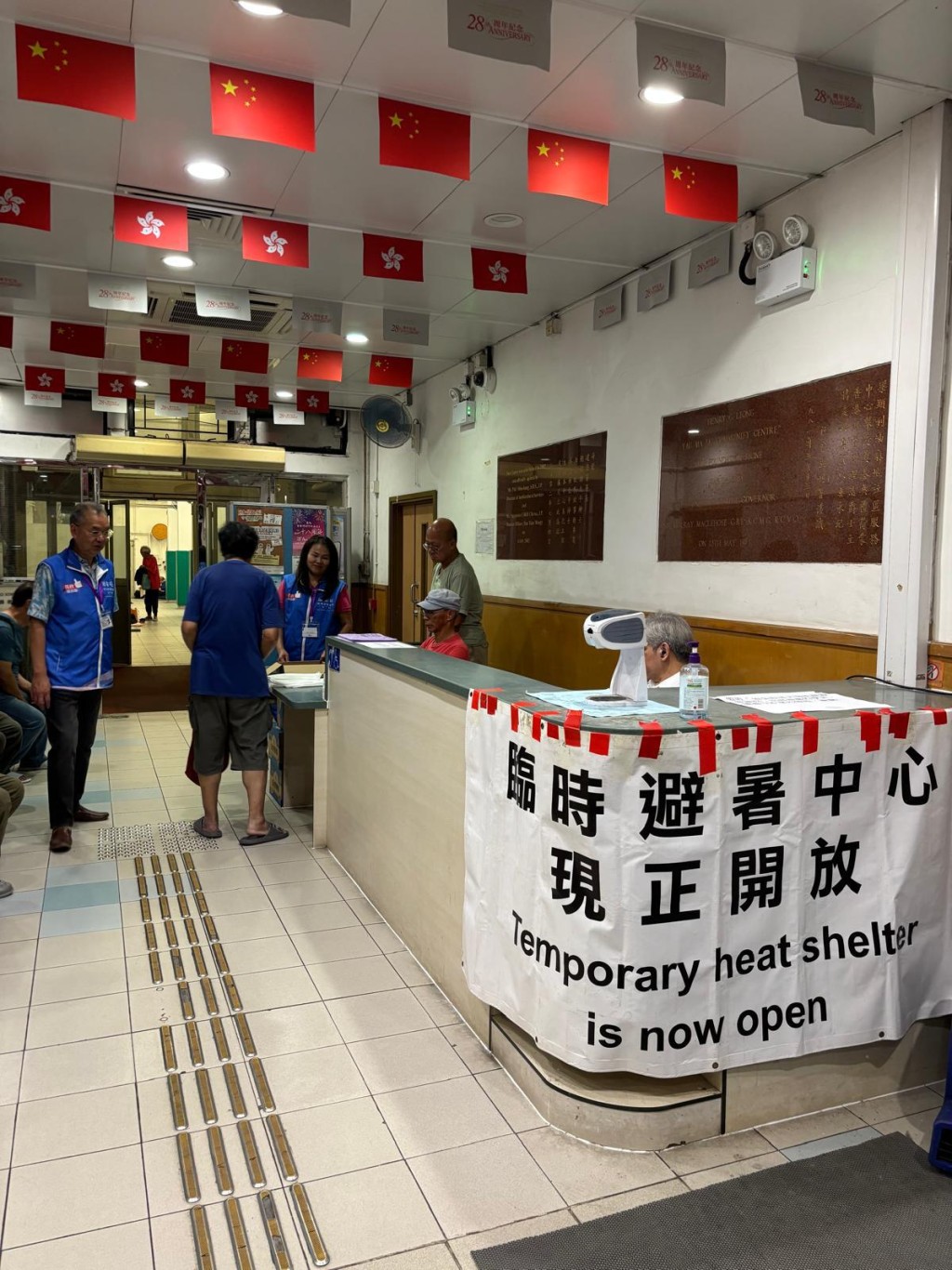今年截至8月13日，臨時避暑中心有6,100人次登記使用。