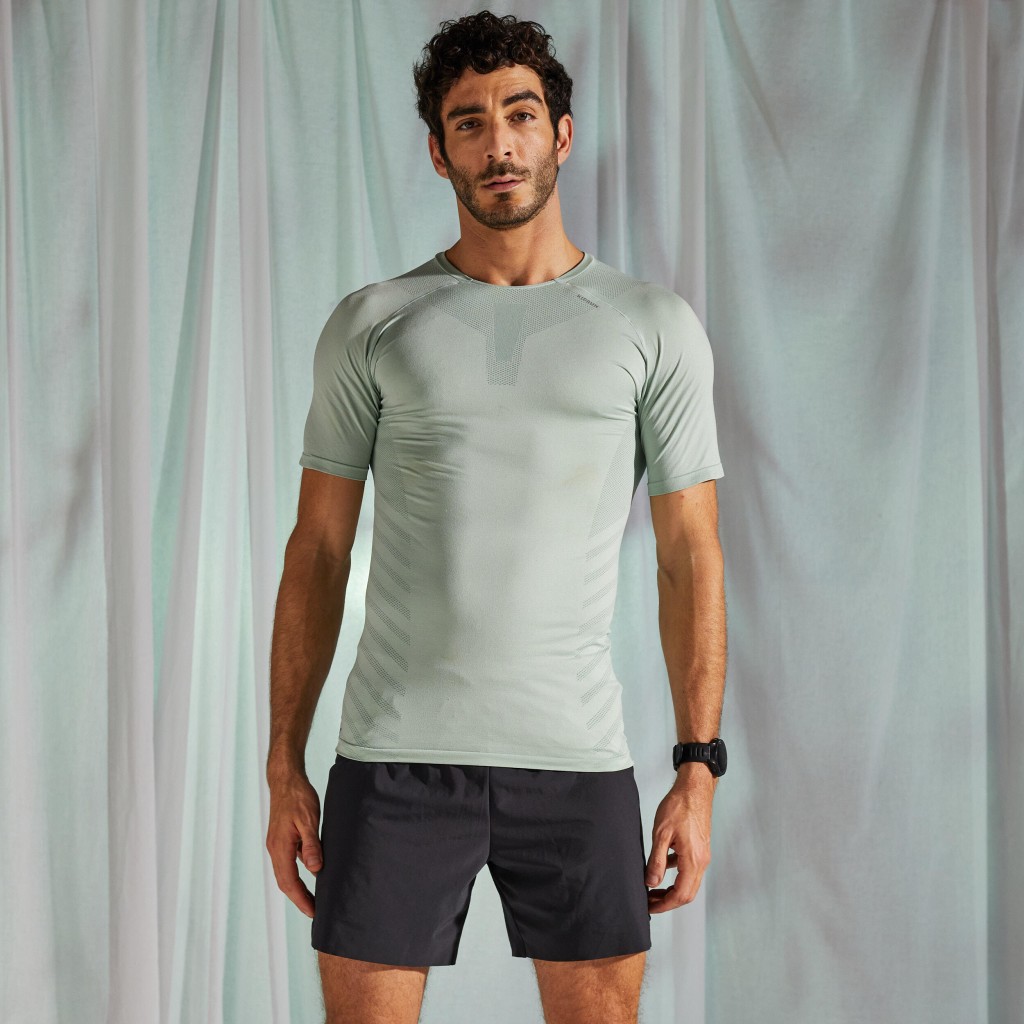 Kiprun限量版綠色男款透氣跑步T恤/原價$129、現售$59/Decathlon。