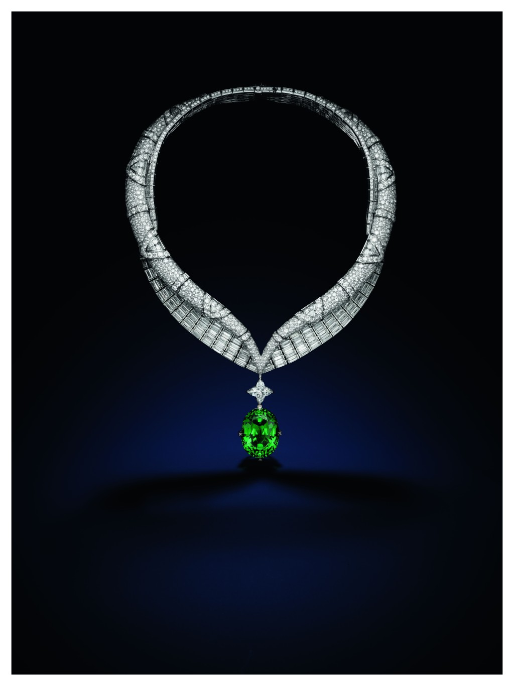 外形恍如鳳凰展翅的Grace鑽石項鏈，流麗綫條呈現象徵品牌的V-shape，垂吊單圓來自東非、重達65.26卡的綠色沙弗萊石，以及招牌的Star-cut鑽石，散發高貴優雅風采。