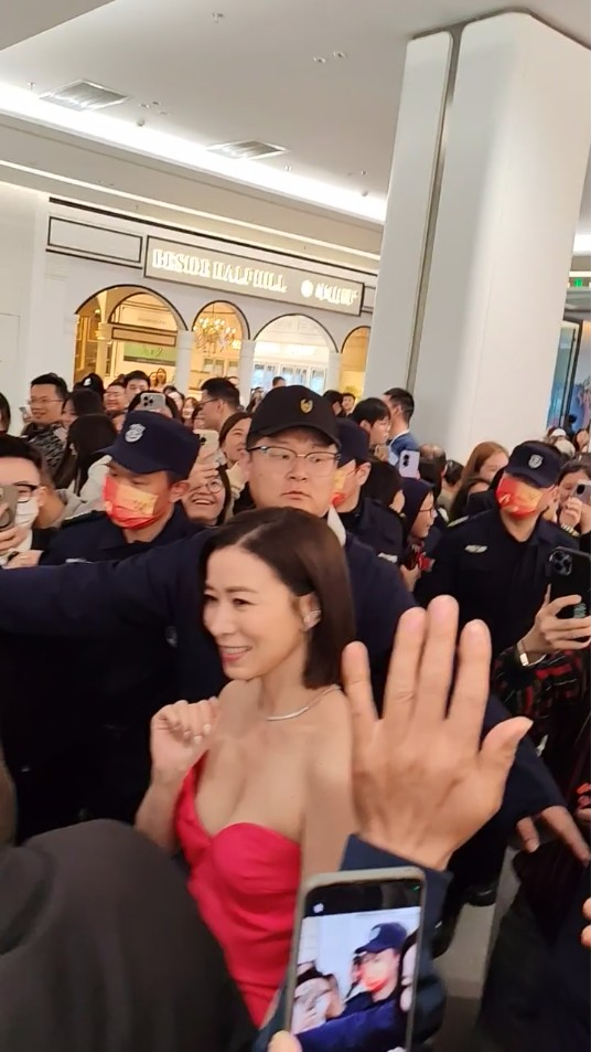 有网民早前分享佘诗曼到武汉出席活动的影片，见到她的上围呼之欲出！
