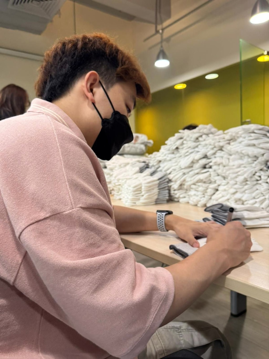 輝智為8000隻閃燈手襪簽名。