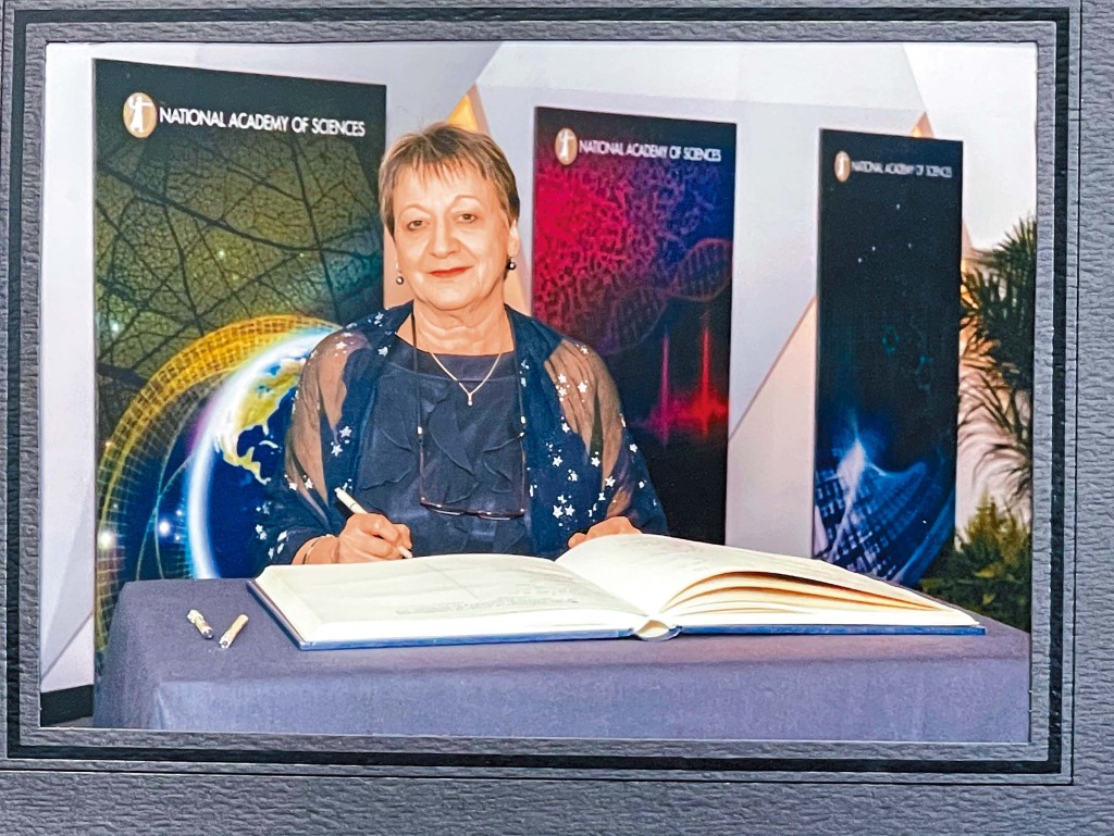 2021年邵逸夫天文學獎得主之一，赫里莎 • 庫韋利奧圖教授（Prof. Chryssa Kouveliotou）感謝父母的信任與支持，成為她一往直前追求夢想的最大動力。