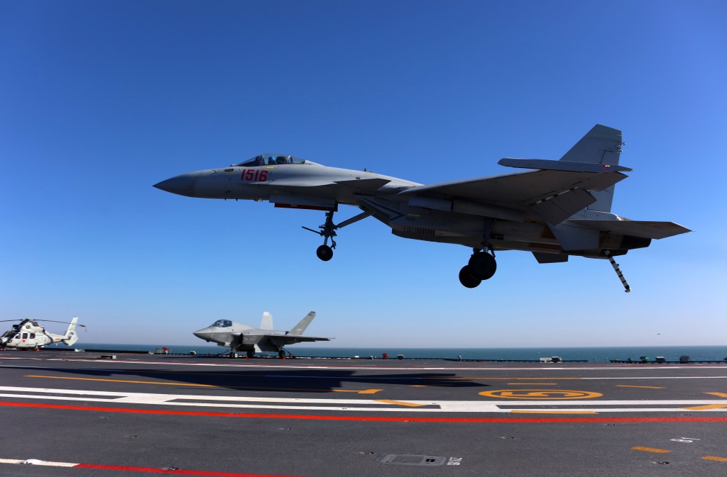 福建艦配備的殲-15T艦載戰鬥機。新華社