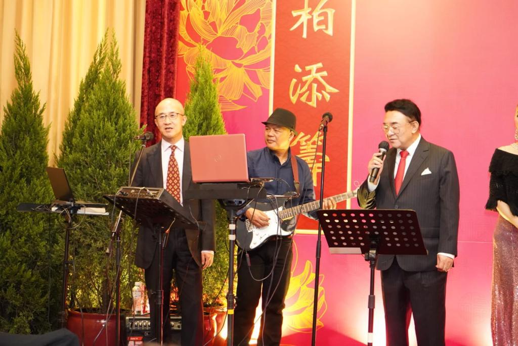 羅啟瑞（左）及羅旭瑞（右）向羅老太獻唱。