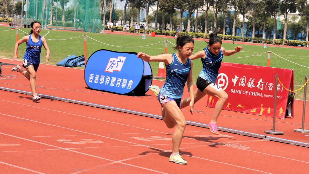 协恩双将黄咏瞳（中）与许晴(右)在女丙100米冲线，前者刷新大会纪录封后。陆永鸿摄