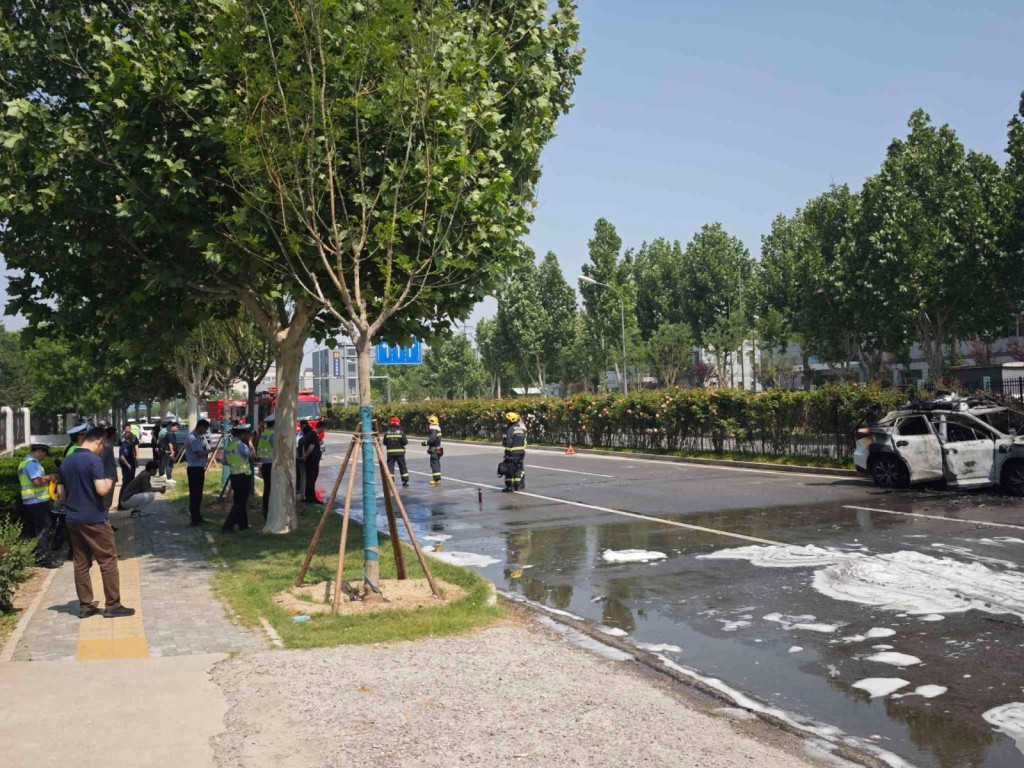 經當地消防撲救後,車身燒至熏黑變形,未知有否傷亡。 經當地消防撲救後,車身燒至熏黑變形,未知有否傷亡。