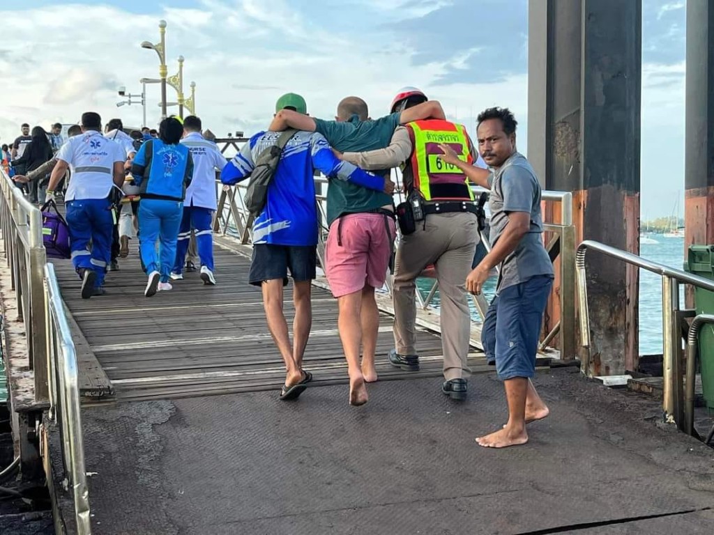 救援人员拯救伤者。泰国海事处FB