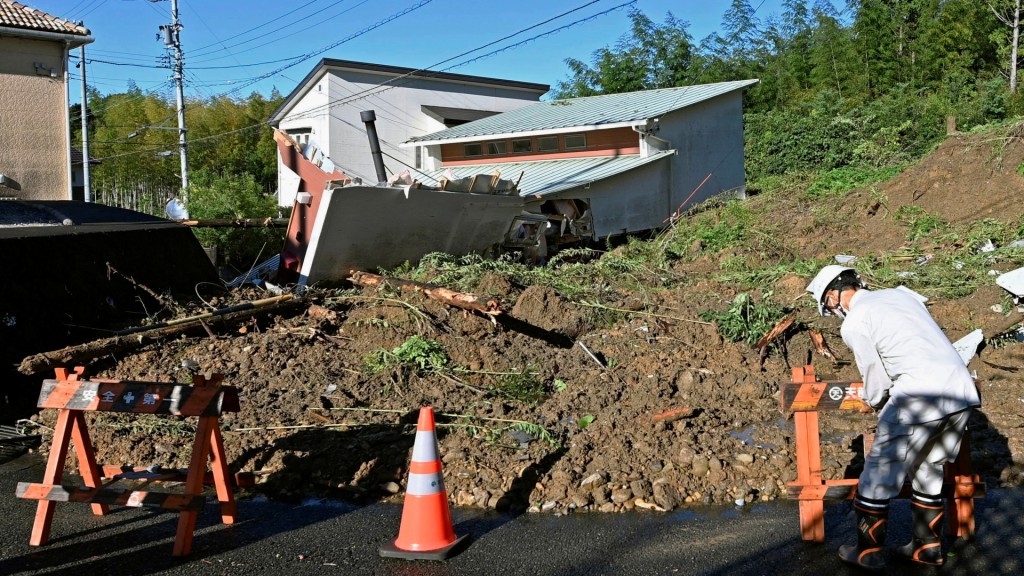 靜岡縣濱松市一間住宅被山泥傾瀉掩埋。AP