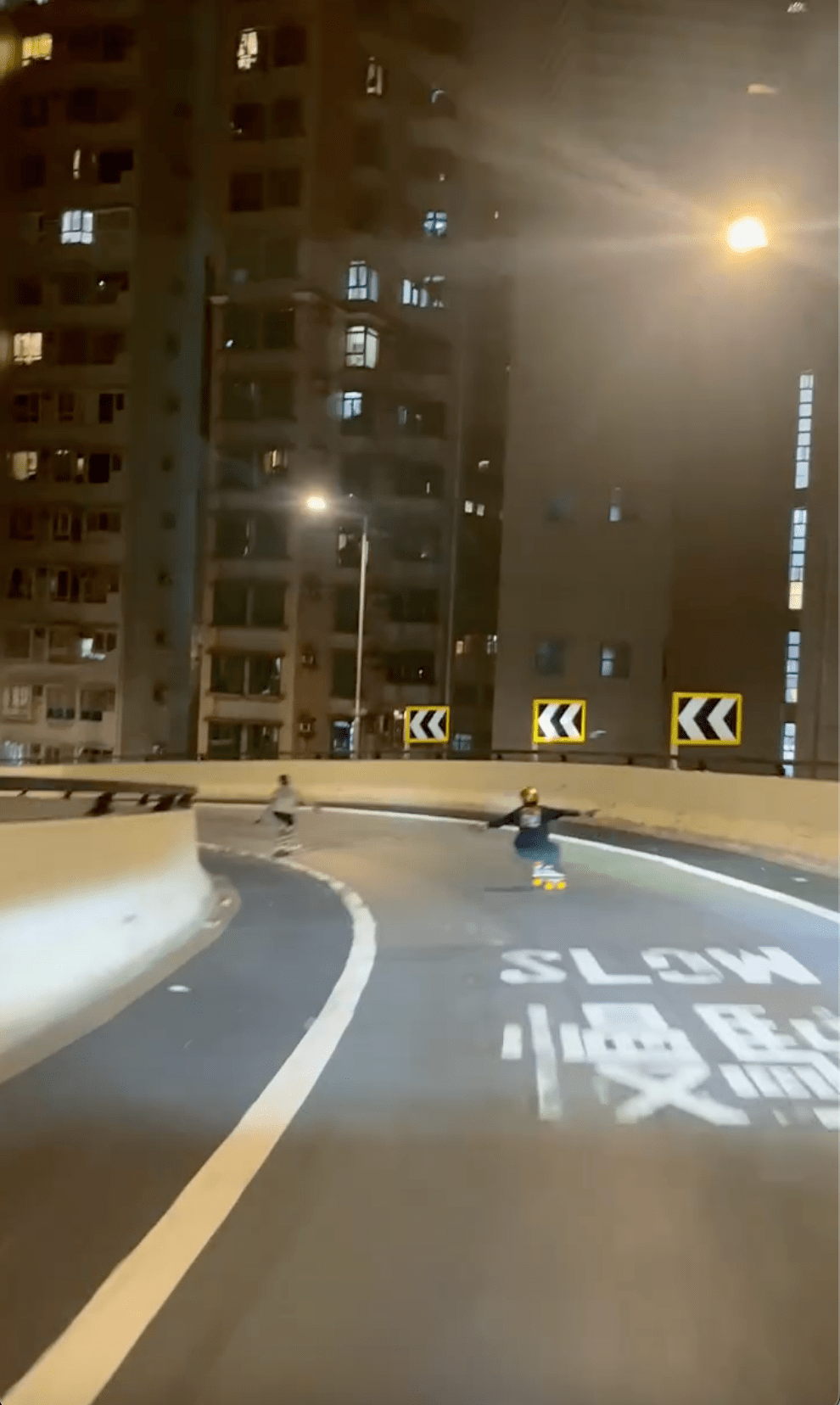 兩人張開雙手滑行。Threads @ sbdwlongboards 影片截圖 兩人張開雙手滑行。Threads @ sbdwlongboards 影片截圖