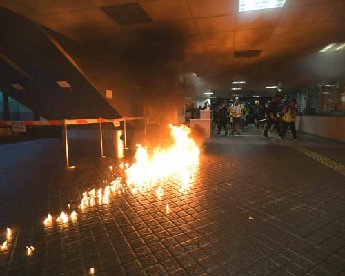 示威者破坏荃湾政府合署设施并纵火。