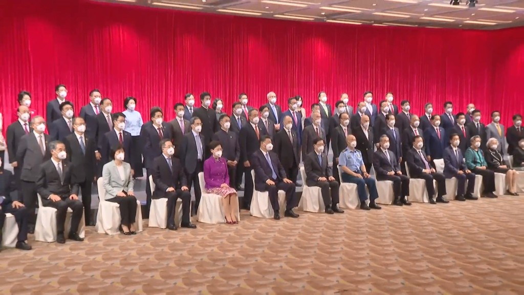 國家主席習近平在會展會見160多名香港各界人士及紀律部隊代表。