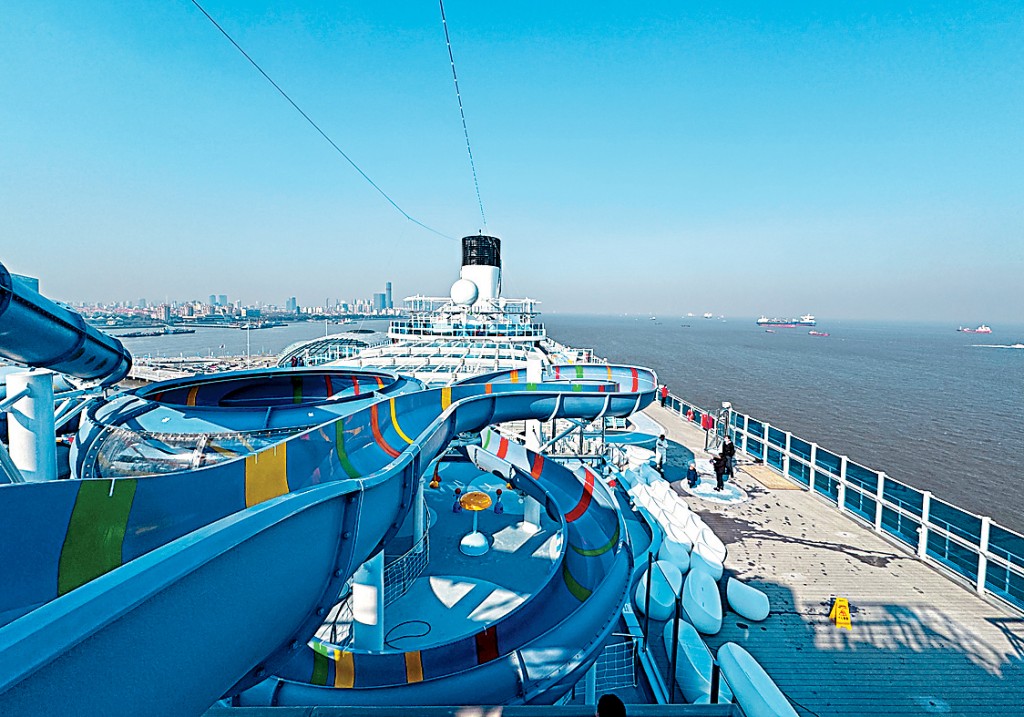 「爱达．魔都号」昨日离港出海。