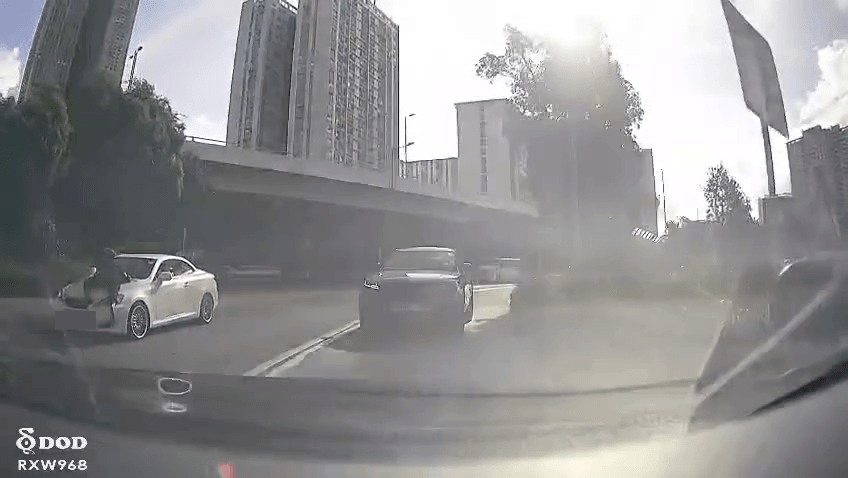 私家車由粉嶺公路迴旋處轉入粉錦公路,期間車頭蓋趴着一個人。FB:車Cam L(香港群組) 私家車由粉嶺公路迴旋處轉入粉錦公路,期間車頭蓋趴着一個人。FB:車Cam L(香港群組)