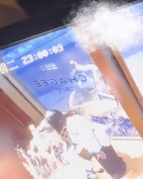 女子將奶茶照頭淋在戴cap帽女頭上。 女子將奶茶照頭淋在戴cap帽女頭上。