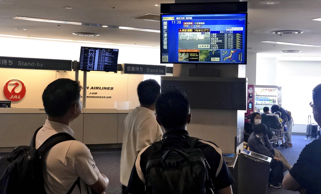 日本电视台通报海啸警报。路透社